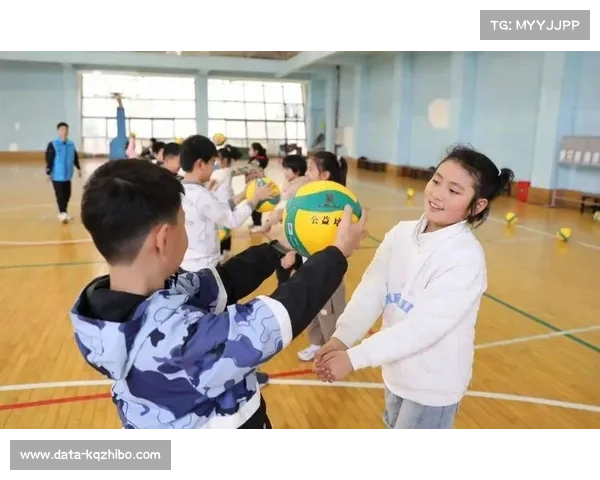 邹敬园回川训练基地开展双杠技术公益大师课助力青少年体育发展